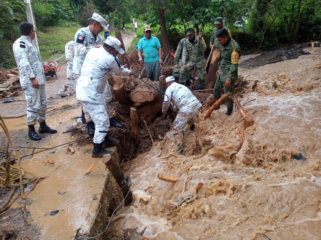 Los guardias nacionales apoyan en tareas como la colocación de costales de tierra para contener las aguas. Foto cortesía GN 