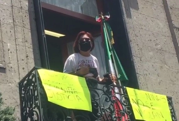 Desde el balcón de las oficina de la CNDH, una de las manifestantes dijo que permanecerán ahí hasta tener respuesta satisfactoria por parte del gobierno. Foto 'La Jornada'