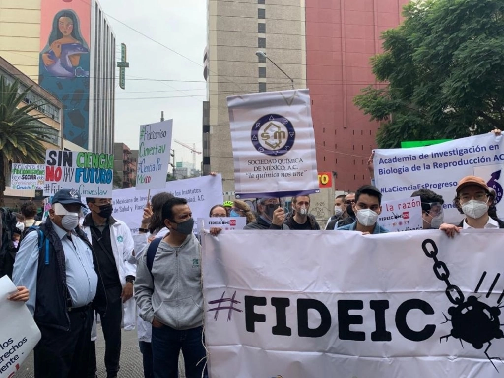 Organizaciones científicas protestan por la desaparición de fideicomisos en los accesos al Senado de la República, en la Ciudad de México. Foto María Luisa Severiano