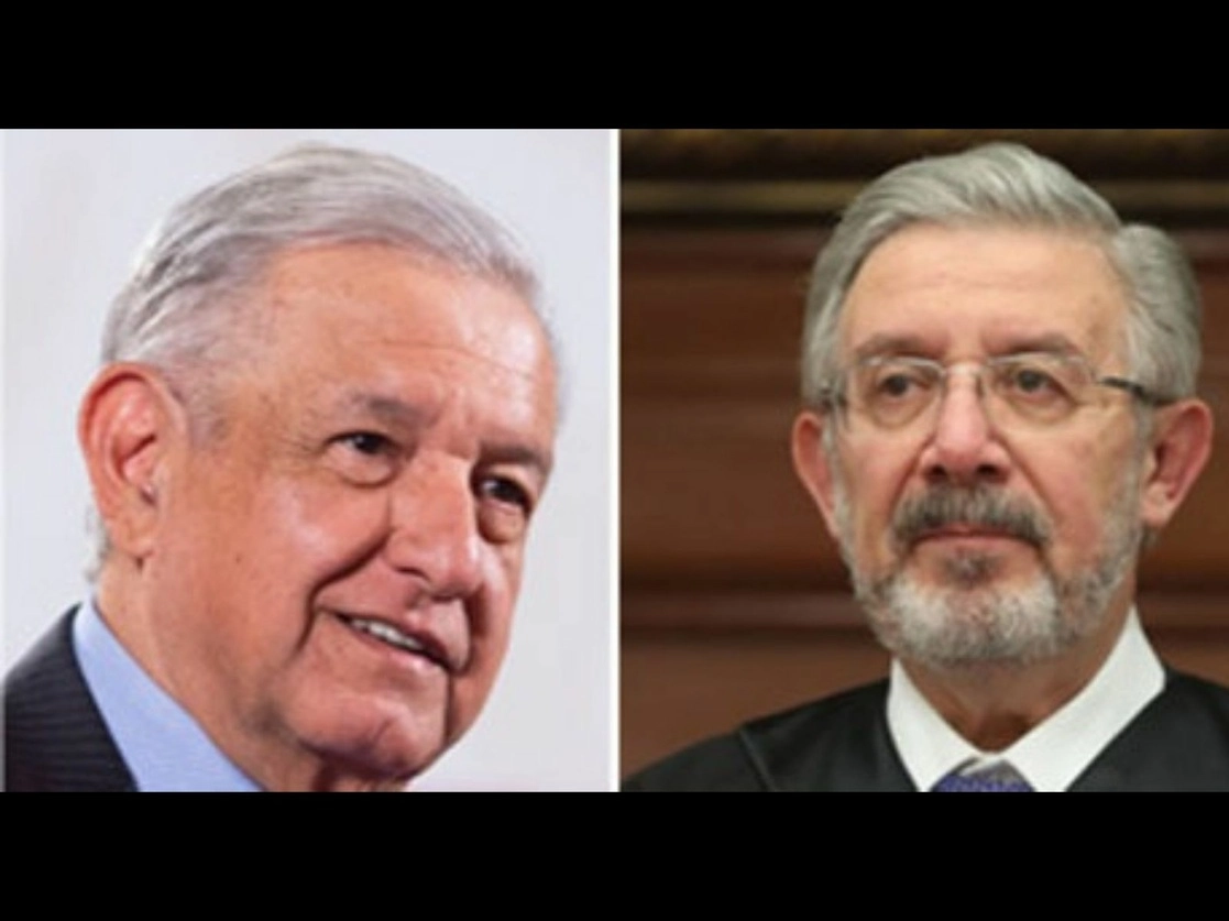 El ministro Luis María Aguilar (derecha) dio a conocer sus argumentos para no avalar la consulta sobre los ex presidentes que propone el jefe del Ejecutivo, Andrés Manuel López Obrador. Foto Presidencia y José Antonio López