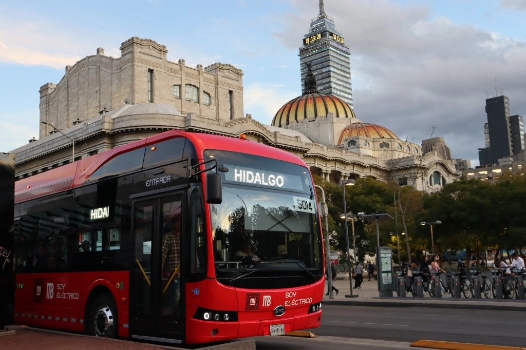 Un metrobús que corre de Hidalgo a Pantitlán y Alameda Oriente, el 22 de febrero de 2024. Foto Bertha Teresa Ramírez