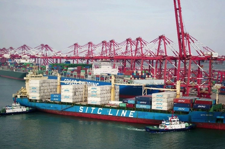 Barco con contenedores en Qingdao, provincia de Shandon, China. Foto Chinatopix vía Ap