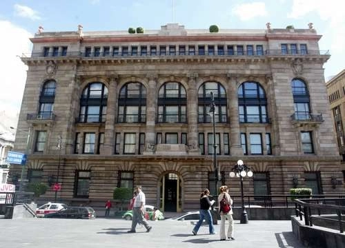 Fachada del Banco de México en la ciudad de México. Foto Guillermo Sologuren / archivo