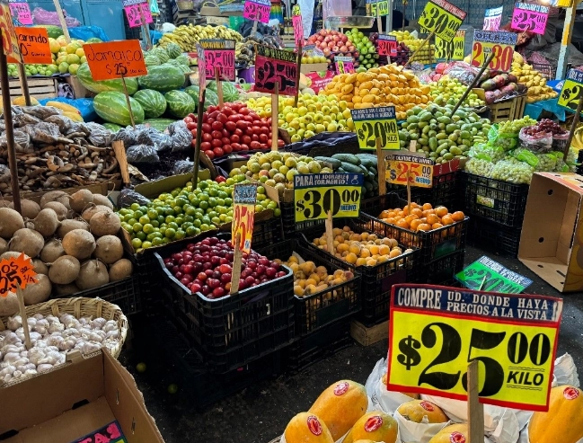 Venta de frutas y verduras en un local del mercado de Jamaica.