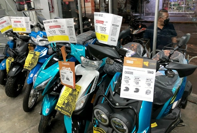 Venta de motocicletas con facilidades de pago en una tienda departamental de la Ciudad de México. Foto Roberto García Ortiz / Archivo
