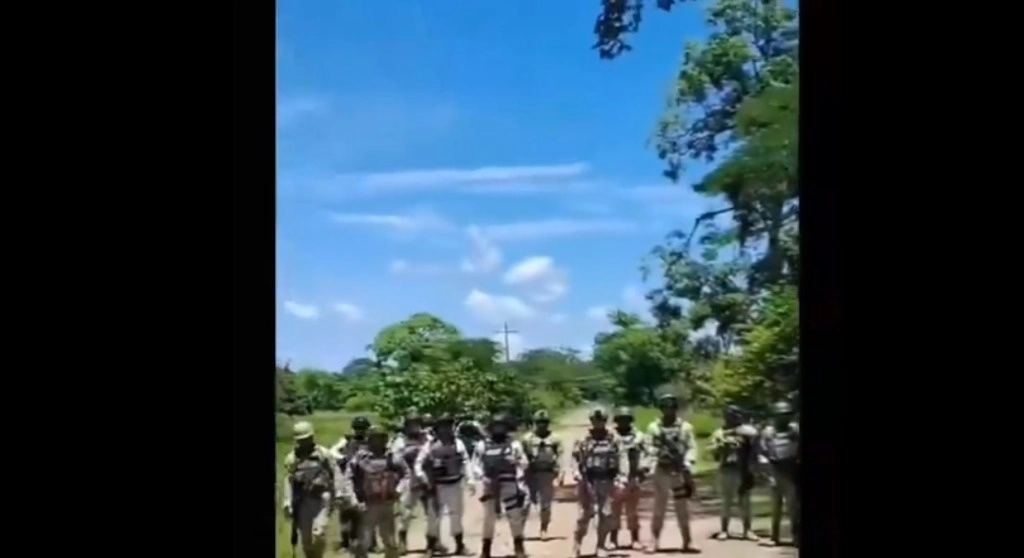 Militares que fueron increpados por pobladores de Chicomuselo. Foto tomada de redes sociales