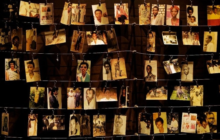 Fallecidos en el genocidio de Ruanda, en una exhibición fotográfica en el centro Kigali Genocide Memorial en la capital del país. Foto Ap / Archivo
