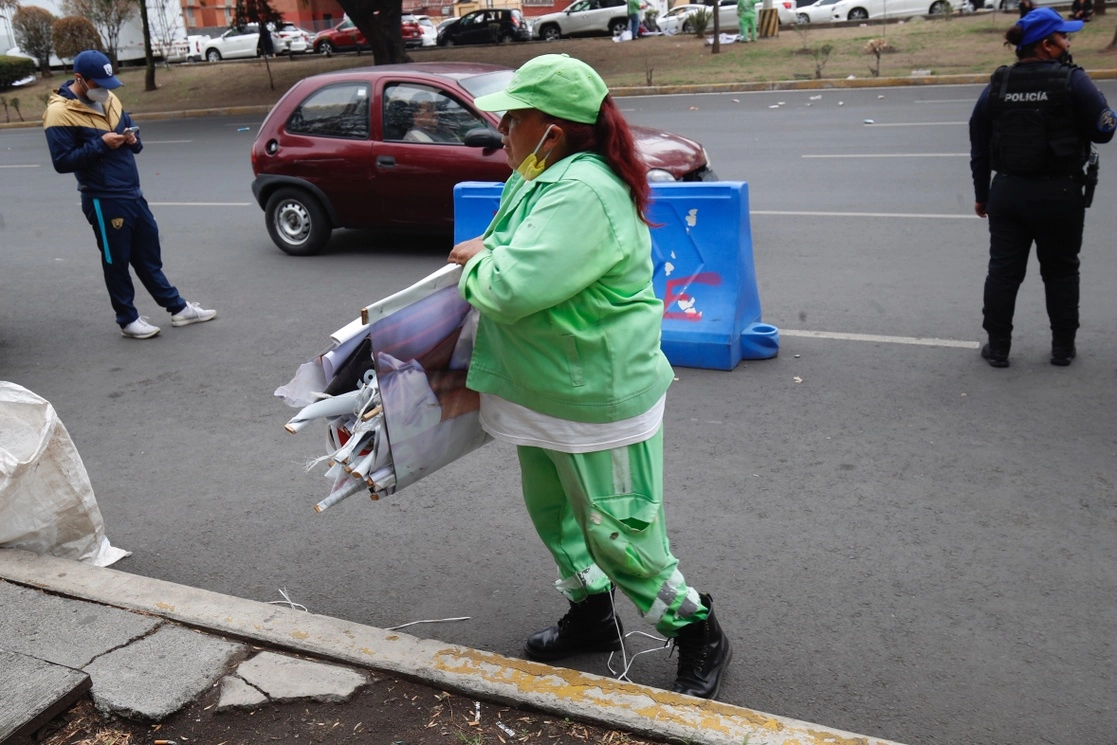 Una trabajadora de limpia del gobierno capitalino retira propaganda electoral. Foto Cristina Rodríguez / Archivo