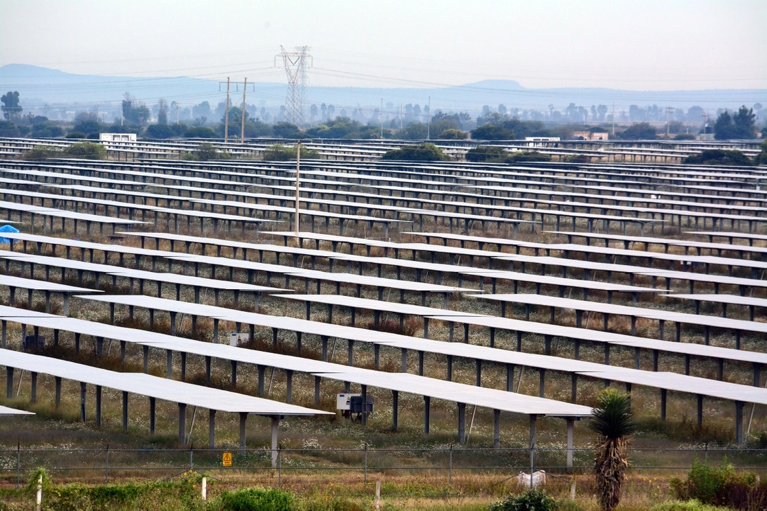 El parque solar Mitre Calera, propiedad de la japonesa Mitsui Co. and Limited, instalado frente al aeropuerto internacional de Zacatecas, es uno de los proyectos aprobados con la reforma eléctrica de Enrique Peña Nieto. Foto Alfredo Valadez Rodríguez / Archivo