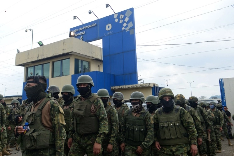 Miembros de las Fuerzas Armadas Ecuatorianas montan guardia afuera de la Penitenciaría Zonal Número 8 en Guayaquil, Ecuador, durante una operación conjunta entre la Policía y las Fuerzas Armadas el 12 de agosto de 2023. Foto Afp