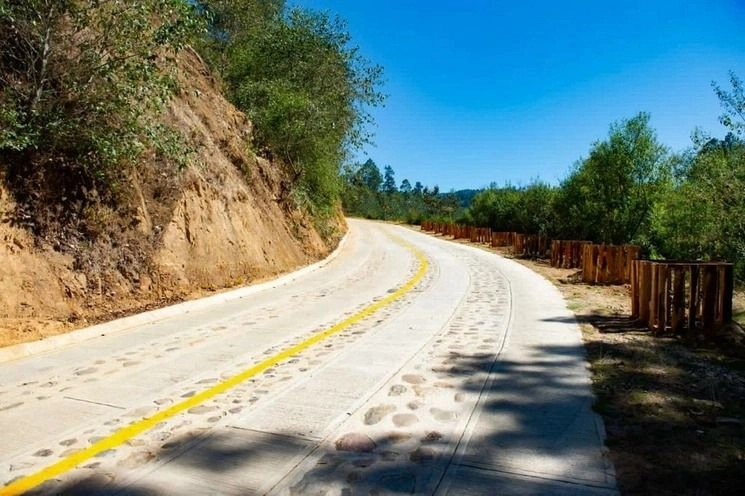 La intención es desarrollar ocho caminos de 15 kilómetros con una inversión de 197 millones de pesos e iniciar en el municipio de Chanal, para lo cual la SICT llevó a cabo con la comunidad una sesión de capacitación y orientación a la sobre los aspectos técnicos y administrativos para hacer el proyecto. Foto 