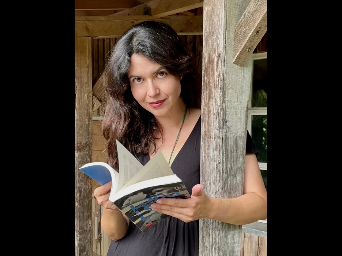 La necesidad de “visibilizar las problemáticas de las infancias” es algo común entre las dos últimas novelas de la también periodista Mónica Rojas. Foto cortesía de la narradora 