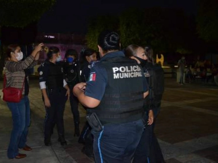 Policías de León, Guanajuato, durante la protesta del sábado, en la cual cerca de 300 mujeres se manifestaron contra el acoso sexual y los tocamientos que sufrió Evelyn por elementos de esa corporación el 14 de agosto. Foto La Jornada