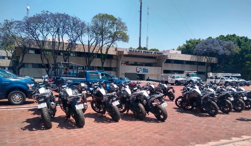 Motocicletas y patrullas estuvieron en la explanada para la auditoría, que terminó al mediodía, pero las dejaron hasta tarde. Foto ‘La Jornada’