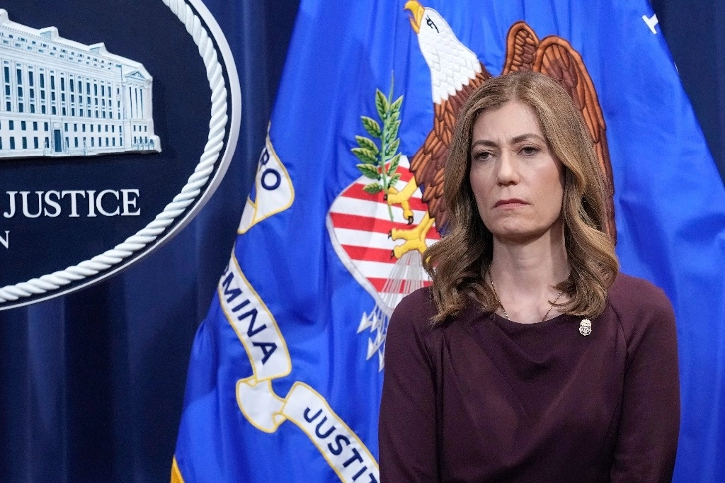 Un auditor federal investiga si la agencia antidrogas estadunidense bajo el liderazgo de Anne Milgram, otorgó indebidamente contratos millonarios por adjudicación directa a sus antiguos colegas. Foto Ap 