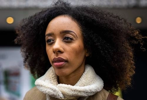 Las ganas de encajar son tantas que aceptas el acoso, pero "hay detalles que te hacen sentir excluida", expresa la bailarina Chloé Lopes. Foto Afp