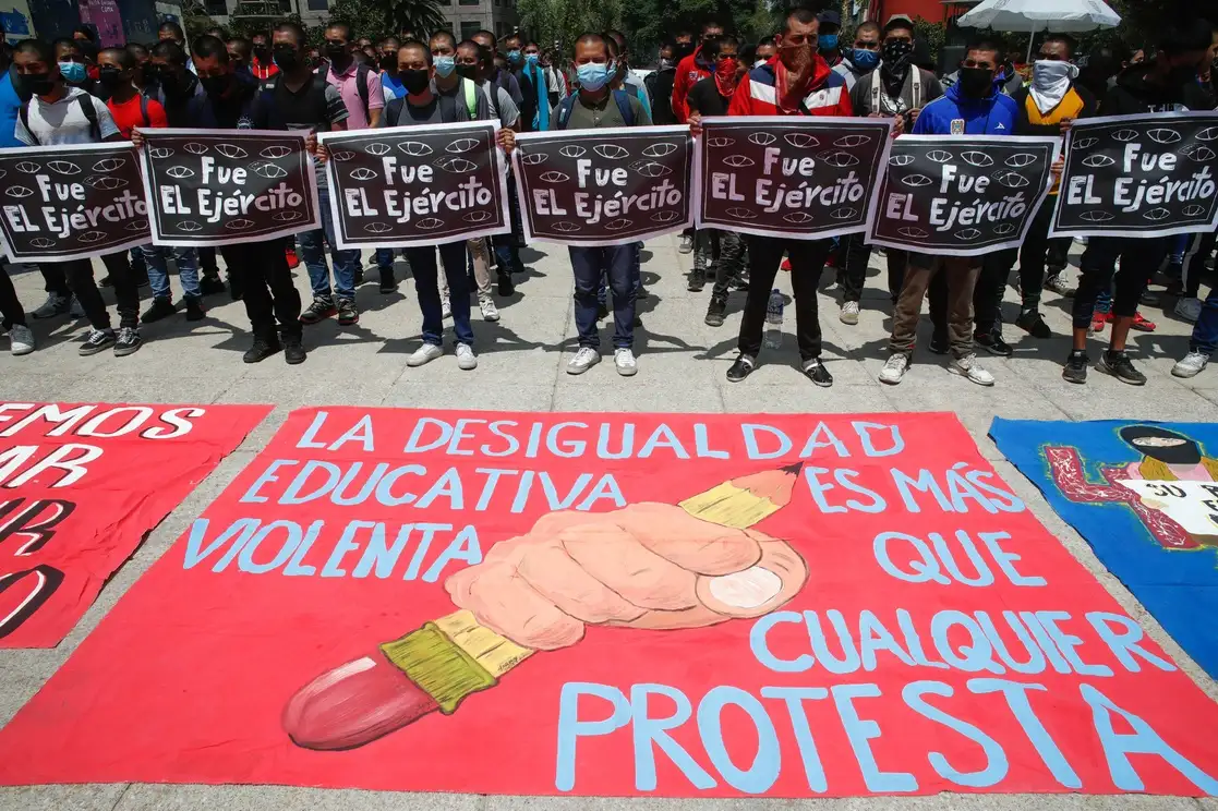Manifestación realizada ayer en el Monumento a la Revolución, esta vez sin enfrentamientos con uniformados. Foto Víctor Camacho 