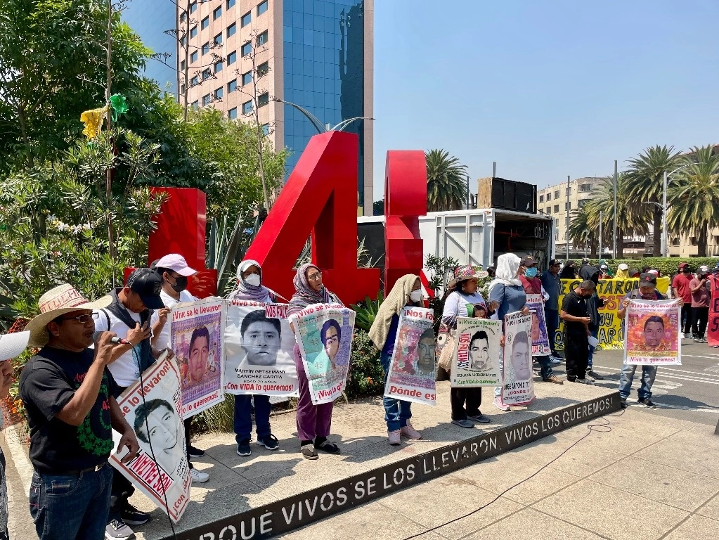 Protesta de los familiares de los 43 normalistas desaparecidos de Ayotzinapa en el Antimonumento ubicado en Paseo de la Reforma, Ciudad de México, el 5 de marzo de 2024. Foto Roberto García Ortiz