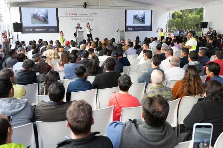 Subasta del INDEP realizada en diciembre de 2019 en el Complejo Cultural Los Pinos. Foto Pablo Ramos