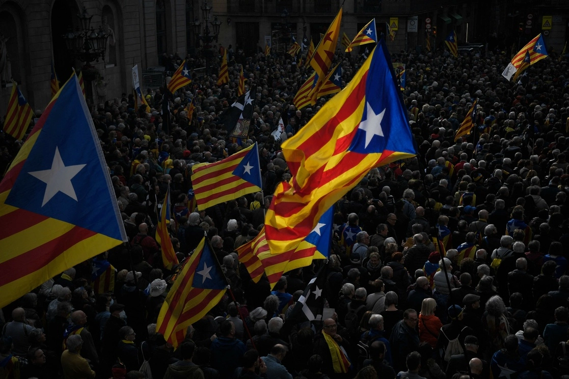 Alrededor de cinco mil simpatizantes de la independencia de Cataluña se manifestaron por las calles de Barcelona contra la eliminación del delito de sedición y el agravamiento de las penas por desórdenes públicos. Foto Afp 