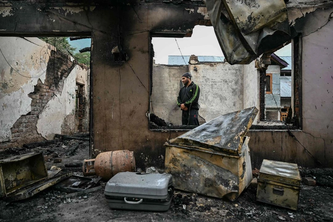 Un hombre se encuentra dentro de su casa, destruida por el bombardeo de artillería pakistaní en la aldea de Salamabad, en Uri, a unos 110 km de Srinagar, el 8 de mayo de 2025. Foto 