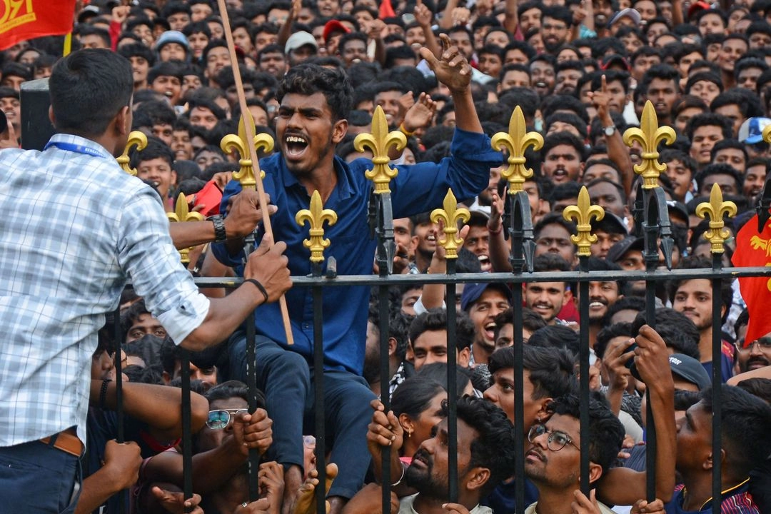 Los aficionados al cricket habían salido a celebrar la primera victoria del título de la Indian Premier League por parte de los Royal Challengers de Bengaluru el martes. Foto