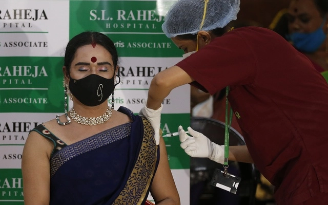 Durante el programa de vacunación para miembros de la comunidad transgénero en Mumbai, India, este domingo. Foto Ap 