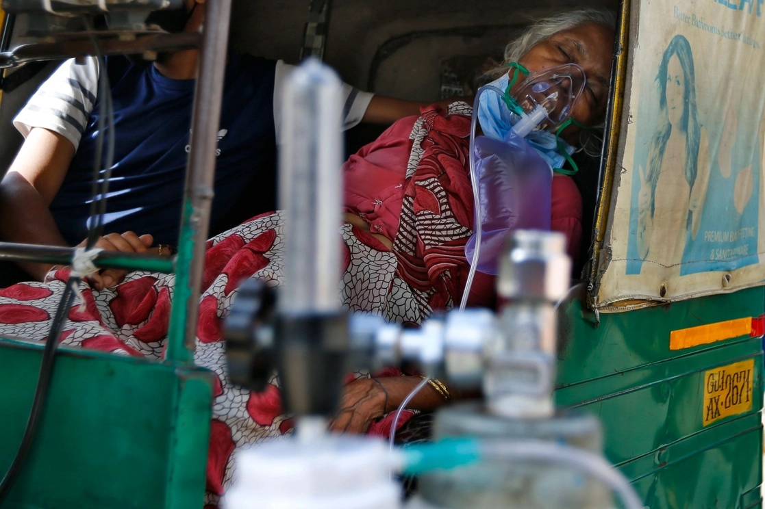 Paciente con Covid-19 en Ahmedabad, India recibe oxígeno a las afueras de un hospital mientras espera a ser ingresada. Foto Ap