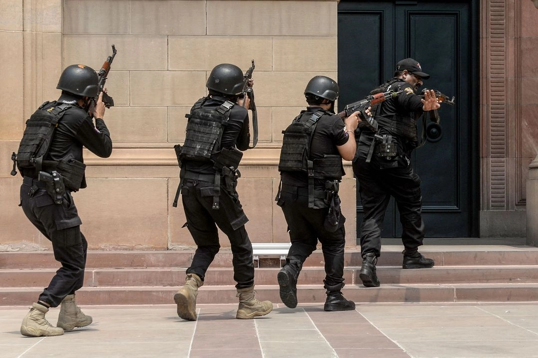 Comandos policiales participan en un simulacro de seguridad en la Asamblea de Punjab en Lahore el 9 de mayo de 2025, tras las continuas tensiones fronterizas entre India y Pakistán tras el ataque a un turista en Cachemira. Foto