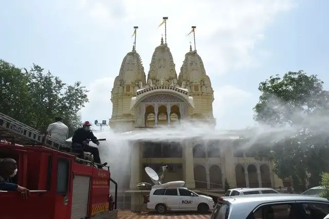 Desinfección del templo de la Sociedad Internacional de la Conciencia de Krishna, en Ahmedabad, India. Foto Afp 