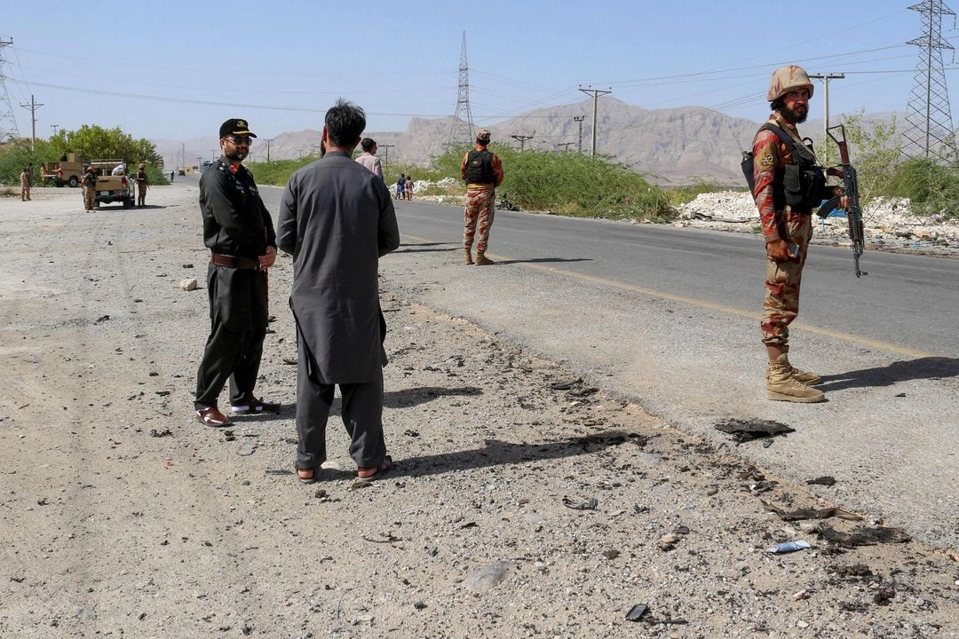 Personal de seguridad monta guardia en el lugar del atentado con bomba contra un autobús escolar en el distrito de Khuzdar, provincia de Baluchistán, el 21 de mayo de 2025. Foto  