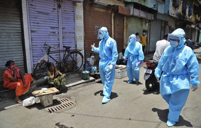 Médicos recorren Dharavi, una de las localidades más marginadas en Bombay, India. Foto Ap 