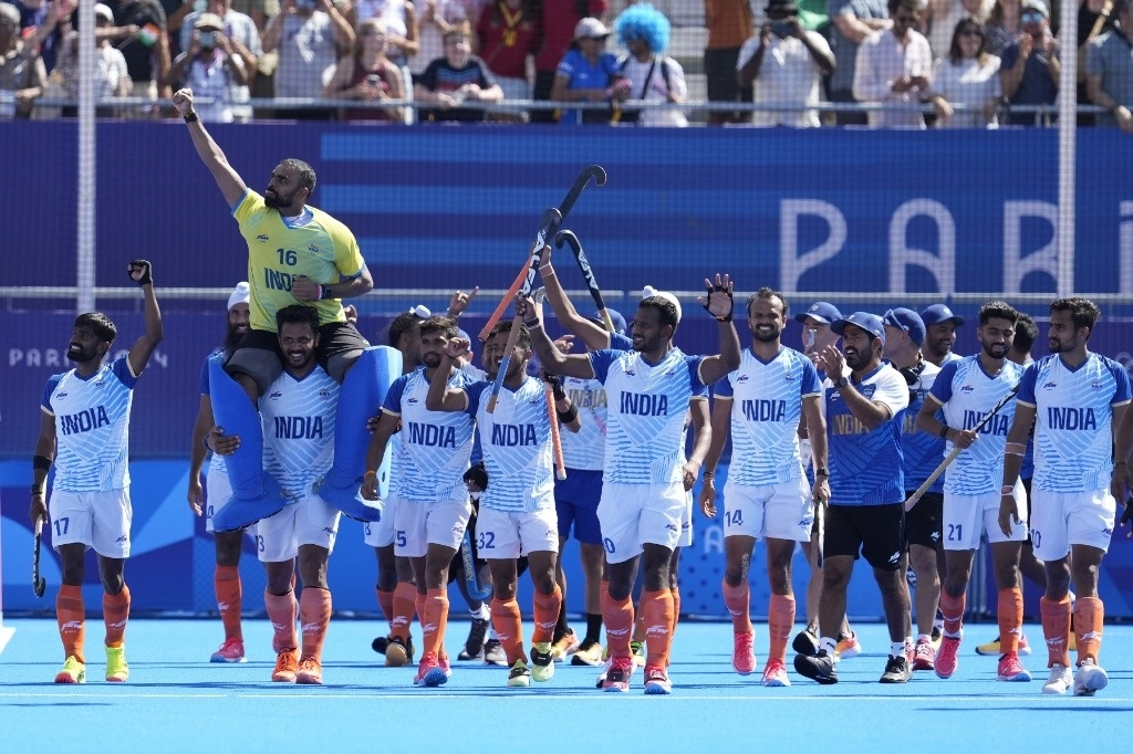 El equipo de la India celebra tras derrotar a España en hockey sobre pasto varonil, durante los Juegos Olímpicos de París 2024. Foto Ap