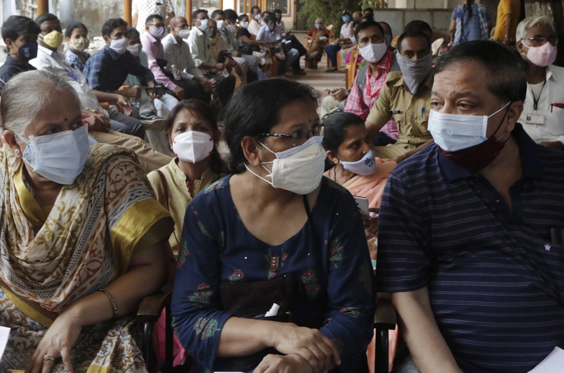 Personas esperan para recibir la vacuna de coronavirus en Mumbai, India, el 13 de mayo de 2021. Foto Ap