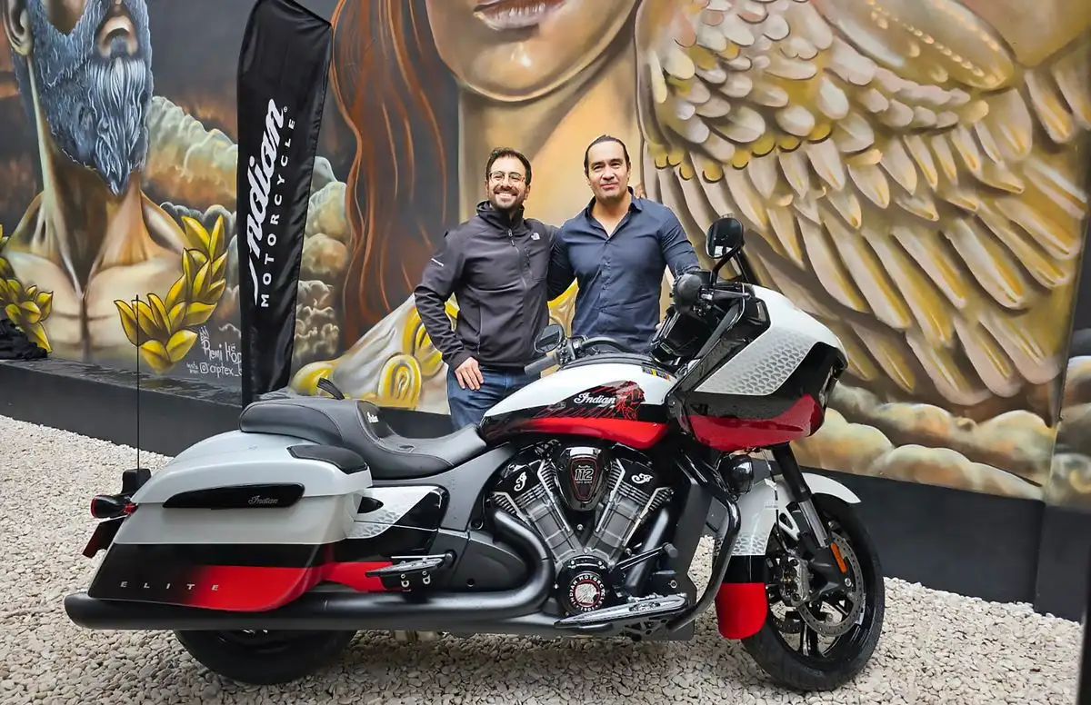 Héctor Mañón, Marketing Manager de Indian Motorcycle para México y Latinoamérica, posa con Axel Vázquez, director de Ventas para la marca en México y Latinoamérica; en el marco de la presentación de la edición limitada a 350 ejemplares de la Challenger Elite. Foto 