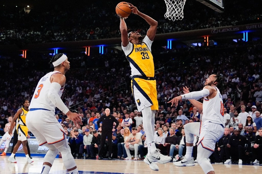 Los guardias de los New York Knicks, Josh Hart (3) y Jalen Brunson, observan mientras el centro de los Indiana Pacers, Myles Turner (33), dispara durante la primera mitad del Juego 7 en una serie de playoffs de segunda ronda de baloncesto de la NBA, el 19 de mayo de 2024, en Nueva York. York. Foto Ap