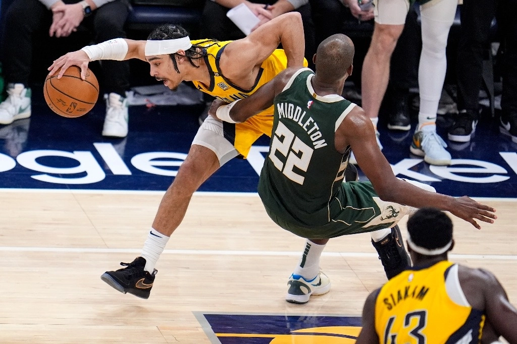 El guardia de los Indiana Pacers, Andrew Nembhard (2), recibe una falta del delantero de los Milwaukee Bucks, Khris Middleton (22), durante la segunda mitad del Juego 2 de una serie de playoffs de primera ronda de baloncesto de la NBA, el viernes 26 de abril de 2024, en Indianápolis. Foto Ap