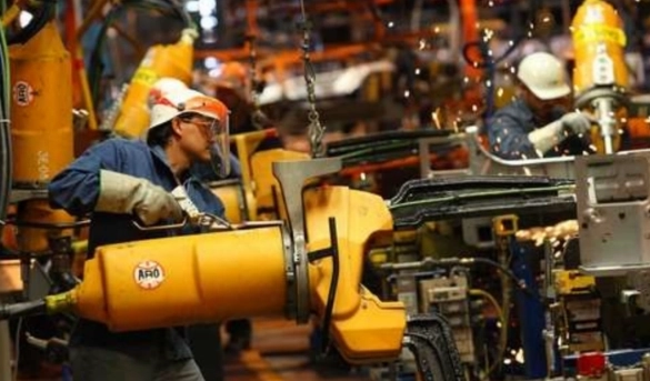 En imagen de archivo, línea de producción en la planta de General Motors en Coahuila. Foto José Carlo González