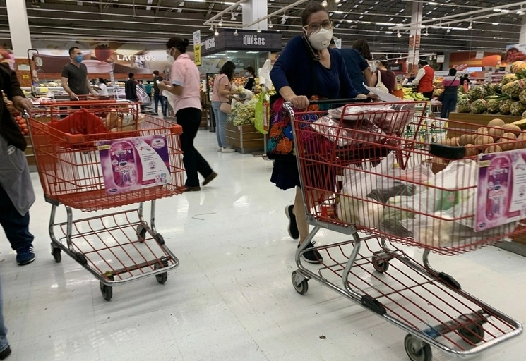 Clientes realizan compras en una tienda departamental. Foto María Luisa Severiano / Archivo