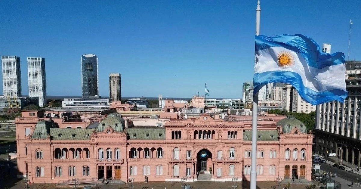La bandera nacional de Argentina ondea frente a la Casa Rosada, en Buenos Aires. Foto 

