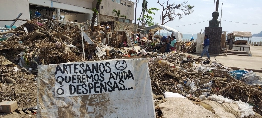 Los artesanos venían sus productos en la plaza Politécnica, en la avenida Costera Miguel Alemán, frente a la bahía de Acapulco. Foto Héctor Briseño 
