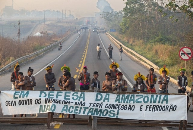 Decenas de indígenas kayapó mekragnoti cortaron "por tiempo indefinido" una importante carretera amazónica del estado brasileño de Pará, para exigir más ayuda contra el coronavirus y contra de la deforestación. Foto Ap