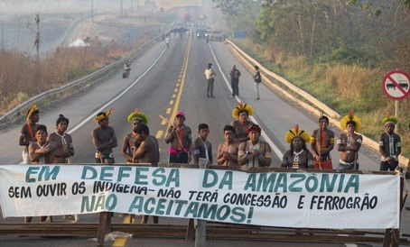 Integrantes de la etnia kayapó mekragnotire realizan un plantón en la importante vía del estado de Pará, como una manera de exigir al gobierno de Jair Bolsonaro que los ayude contra la pandemia del coronavirus. Foto Ap