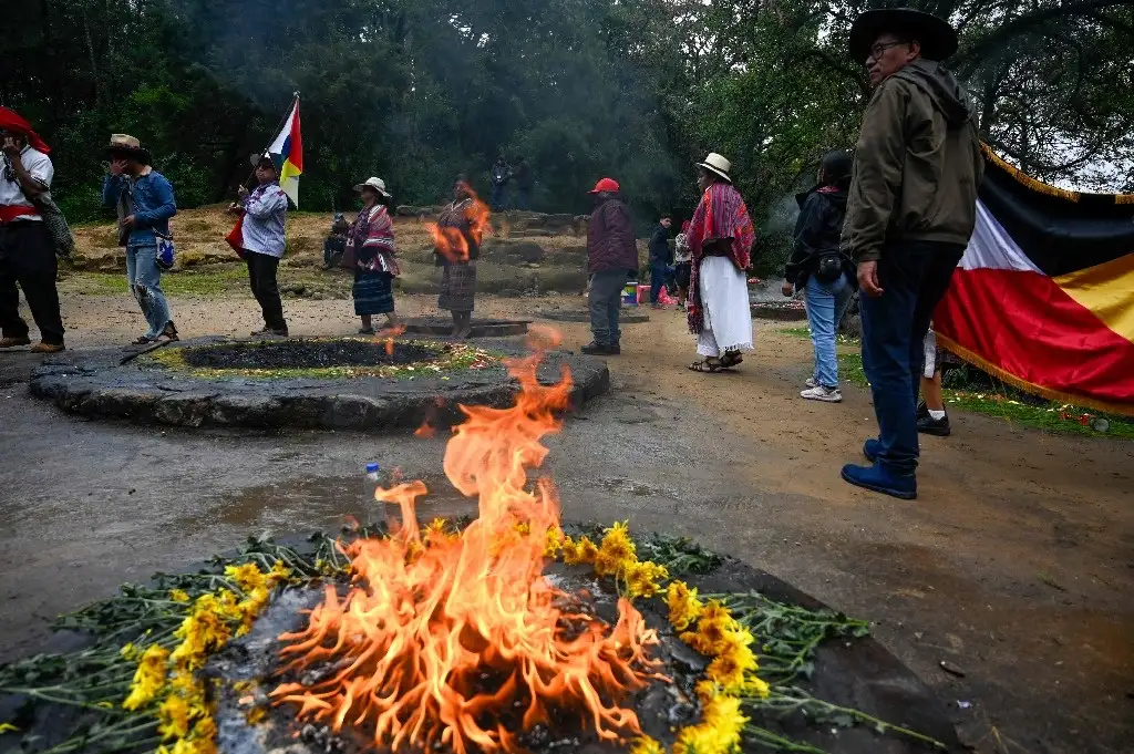 Indígenas participan en una ceremonia maya en el sitio arqueológico de Iximché, cerca del municipio de Tecpán, en Guatemala. Foto Afp   