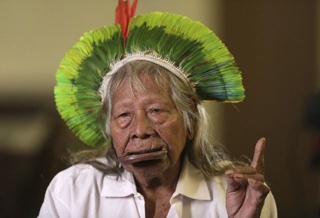 El jefe Raoni Metuktire considerado uno de los principales líderes indígenas de Brasil, se sumó al llamado para resolver la disputa de sus territorios. Foto Ap
