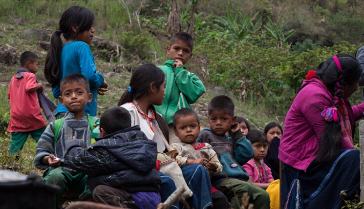 Niños desplazados de Aldama Chiapas. Foto Carlos Ogaz, cortesía Frayba