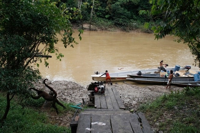 El pueblo de Bameno, a orillas del río Cononaco se opone a las actividades extractivas para defender el Parque Nacional Yasuní. Foto Afp