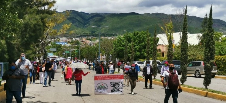 En la protesta también se exigió la entrega de fertilizantes. Foto Sergio Ocampo Arista