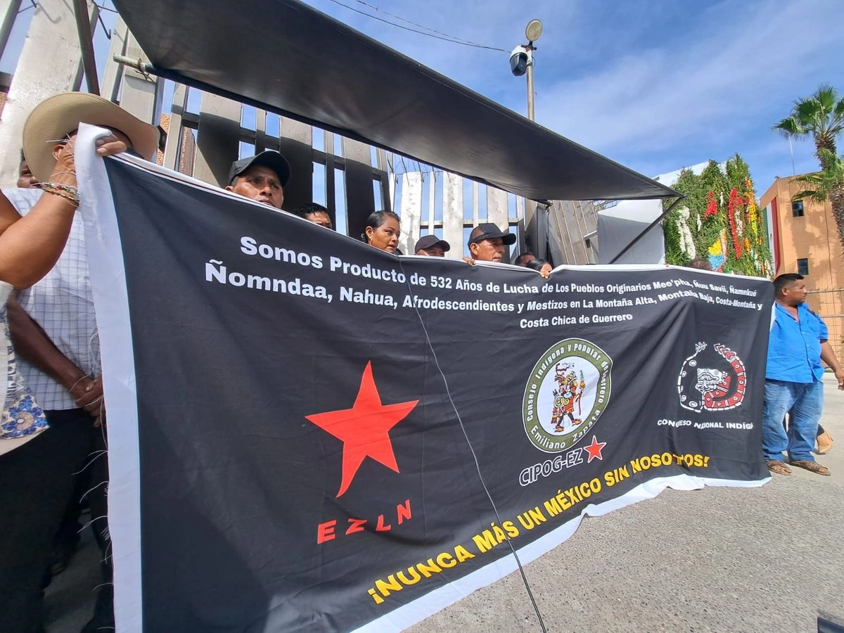 Los representantes de comunidades indígenas y afroamericanas, provenientes de los municipios de las regiones Montaña y Costa Chica, exigieron la atención a demandas de obra social, construcción de escuelas y dotación de maestros, salud, apoyos a damnificados por el huracán 'John', entre otras.