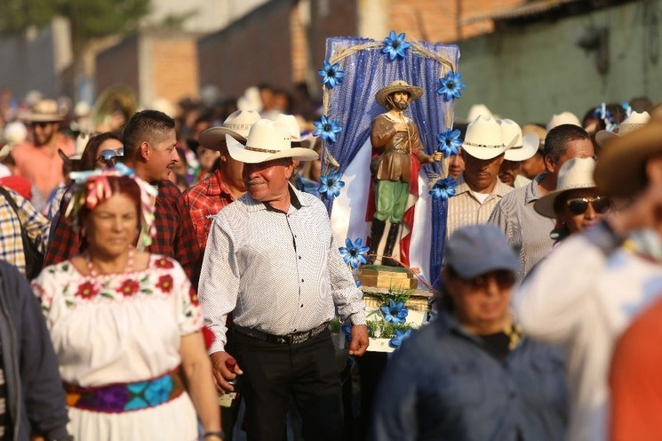 Habitantes de la comunidad de San Isidro, en Nahuatzen, durante la fiesta en honor a su santo patrono el 15 de mayo. Foto Cuartoscuro / Archivo